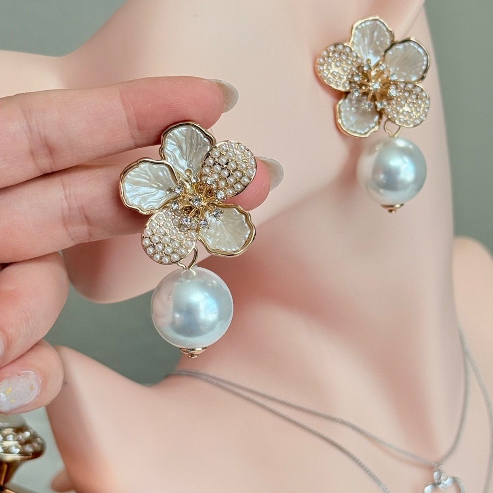 ⚜️ Elegant Gold and Pearl Flower Earrings - Picture 6 of 11
